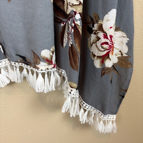 Umgee Gray Floral Kimono w/ Fringe Tassels w/ Open Front & Short Dolman Sleeves - Picture 4 of 7
